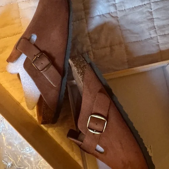 Soda Slip on Suede Clogs NEW IN BOX - Picture 3 of 7